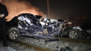 Tren çarptı, 1 kilometre sürüklendi! Otomobil bu hale geldi