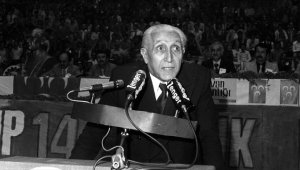 Türk siyasetinin renkli ismi Osman Bölükbaşı'nın vefatının 20. yılı 