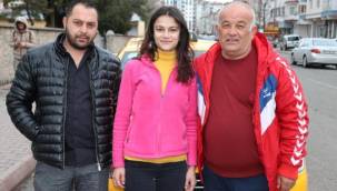Üniversite mezunu Hüsne, eşi ve babasının mesleğini seçerek taksi şoförü oldu