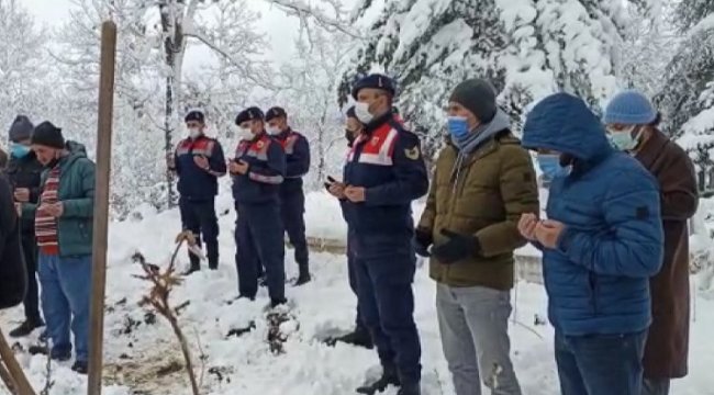 Vefat eden şehit annesi son yolculuğuna uğurlandı