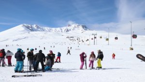 Yarıyıl tatilinin son gününde Erciyes'te yoğunluk yaşanıyor
