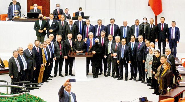 ‘Yaşasın Azerbaycan kardeşliğimiz’ pozu