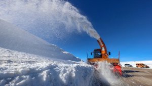 Yüksek rakımlı geçitleri açık tutmak için gece gündüz mesai yapıyorlar