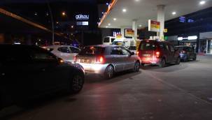 Zam kararı sonrası petrol istasyonlarında kuyruk oluştu
