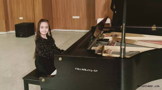 8 Yaşındaki Azra’dan duygulandıran İstiklal Marşı performansı