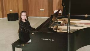 8 Yaşındaki Azra’dan duygulandıran İstiklal Marşı performansı