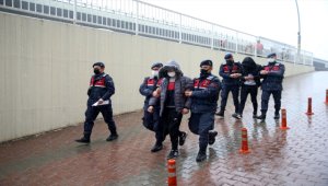 Ağabeyinin evinden hırsızlık yapan şüpheli suç ortağıyla yakalandı