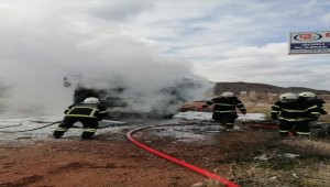 Aksaray'da seyir halindeyken yangın çıkan tırda hasar oluştu