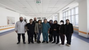 Ameliyat olması risk taşıyan minik Mina'nın safra yolu tıkanıklığı mıknatısla açıldı