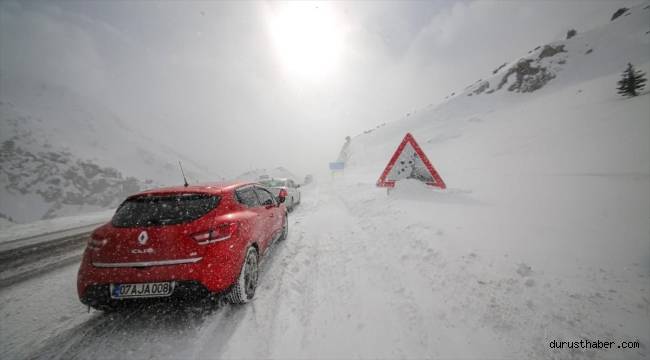 Antalya-Konya kara yolu kar nedeniyle tır geçişlerine kapatıldı