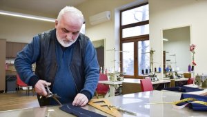 "Aydın Baba" yıllardır Darülaceze sakinlerinin elbiselerini onarıyor