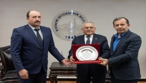 Başkan Büyükkılç'a Tomarza çiftçileri adına plaket verildi