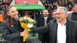 Başkan Büyükkılıç, kadın hakeme çiçek verdi