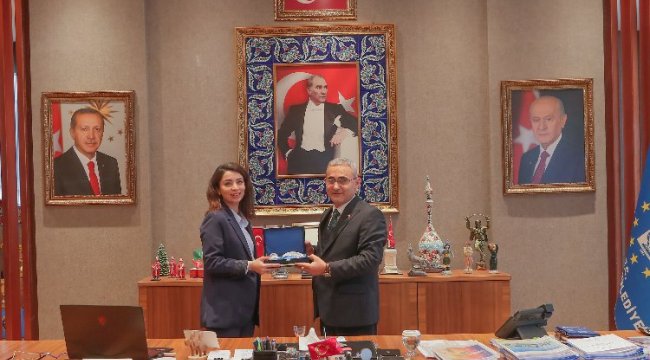 Başkan Işık Kütahya çinisini tanıttı