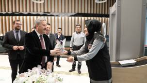 Başkan Palancıoğlu Kadınlar Günü'nü çiçek hediye ederek kutladı