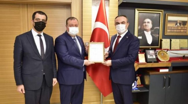 Başkan Ramazan, zeytinyağının coğrafi işaret belgesini Vali Soytürk'e takdim etti