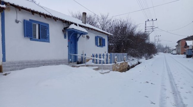 Bilecik Pazaryeri ilçesi güne kar ile uyandı