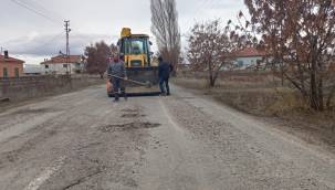 Bünyan'da kış şartlarında bozulan yollar tamir ediliyor