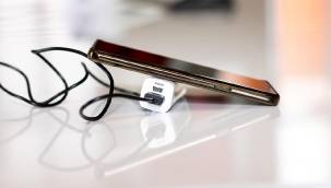 Cep telefonunu gece şarj edenler dikkat! Kendilerine pahalıya mal olacak bir hata yapabilirler