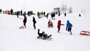 Çocuklar parkta kayarak eğlendi