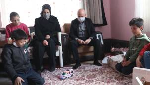 Çolakbayrakdar çifti, ev ziyaretlerini sürüdürüyor