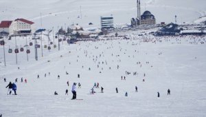 Erciyes'te pistler mart ayında kayakseverlerle doldu