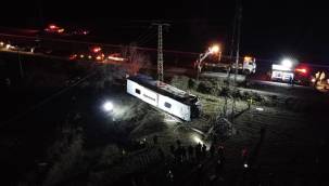 Erzincan'da feci kaza: Yolcu otobüsü şarampole devrildi