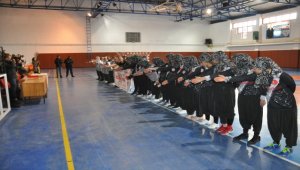 Ev kadınlarından kurulu futbol takımları, yöresel kıyafetleriyle dostluk maçına çıktı