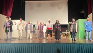 Farklı meslek gruplarından tiyatro tutkunları sahnede bir ara geliyor