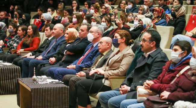 Gaziantep Büyükşehir Gençlik Korosu Çanakkale Şehitlerini andı