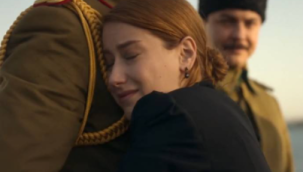 Hazal Kaya'nın Atatürk'e sarıldığı sahne gündem oldu