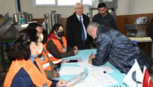 İzmir Karabağlar Belediyesi'nin üreticiye gübre desteği devam ediyor