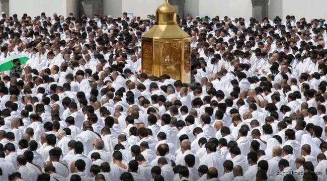 Kabe’de sosyal mesafesiz ilk Cuma namazı