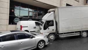 Kamyonet, park halindeki 6 araca çarptı, son anda kurtuldu: 'Şoktayım'