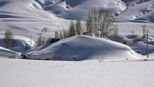 Kar 5 metreyi buldu, hayalet köye döndü