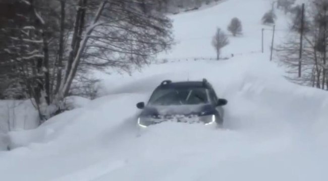 Kar kalınlığı bir metreyi buldu, cip kara gömüldü