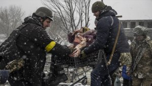 Kar yağışı altındaki Ukrayna'nın İrpin kentinden tahliyeler devam ediyor