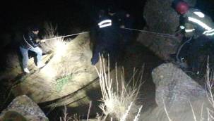 Kayalıklarda mahsur kalan 2 genç böyle kurtarıldı