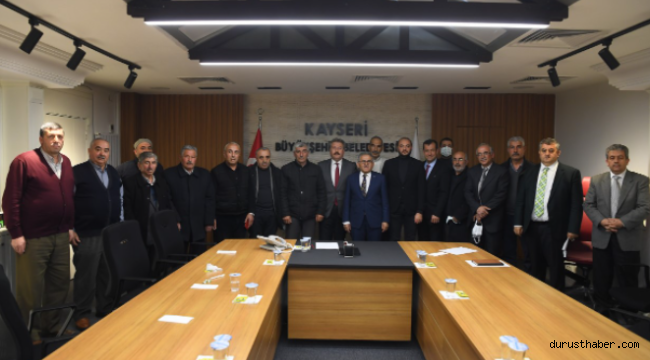 Kayseri Büyükşehir Belediye Başkanı Büyükkılıç muhtarlarla bir arada