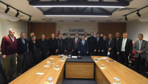 Kayseri Büyükşehir Belediye Başkanı Büyükkılıç muhtarlarla bir arada