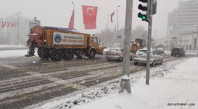 Kayseri Büyükşehir'in karla mücadele çalışmaları sürüyor
