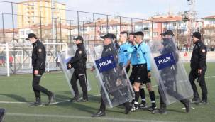 Kayseri'de Süper Amatör Küme Play-off maçından sonra saha karıştı