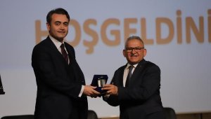 Kayseri Tabipler Odasından Başkan Büyükkılıç'a ödül