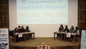 Kayseri'de öğrenciler münazarada yarıştı