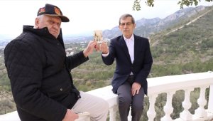 Kıbrıs gazisi iki arkadaş 48 yıl sonra aynı yerde poz verdi