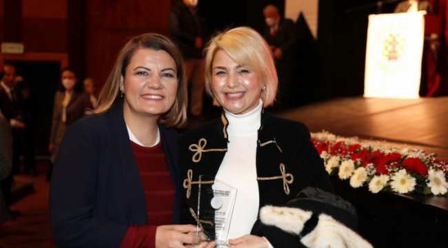 Kocaeli İzmit'te 50. yılını dolduran doktorlara plaket