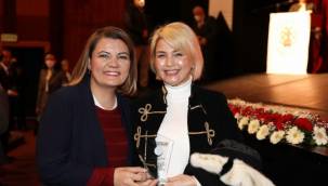 Kocaeli İzmit'te 50. yılını dolduran doktorlara plaket 