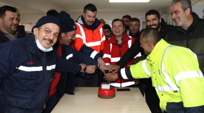 Kocaeli İzmit'te karla mücadele ekibine pastalı sürpriz