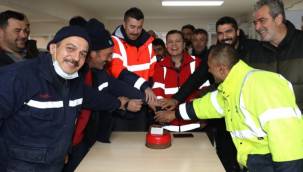 Kocaeli İzmit'te karla mücadele ekibine pastalı sürpriz