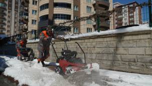 Kumandalı kar küreme araçları ile kaldırımlar açılıyor